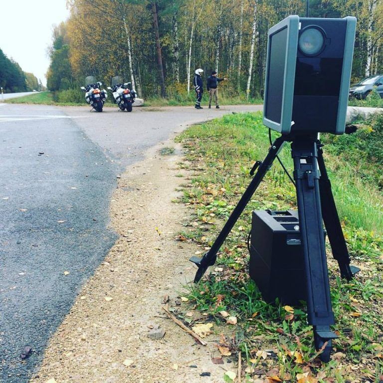 «Постоять на обочине и успокоиться?»: в Латвии скептически оценивают метод эстонцев в борьбе с лихачами
