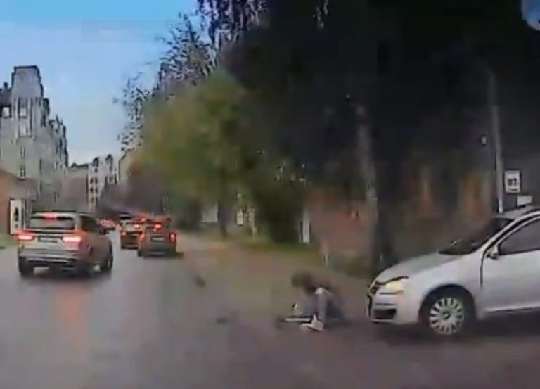 Кто виноват? На Лачплеша автомобиль сбил человека на электросамокате