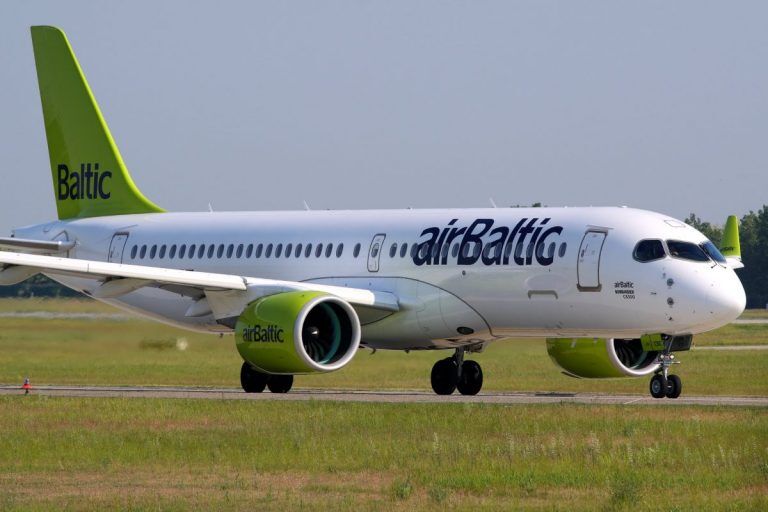 Пересадили со сломанной ногой на другой рейс: соцсети спорят, виноват ли airBaltic