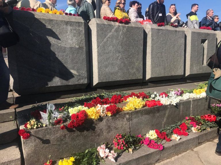 Несмотря на МИД: около 150 людей возложило цветы к памятнику Освободителям