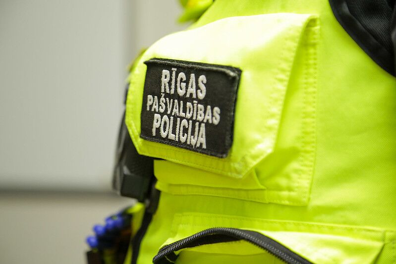 Крутилась около бездомных: в центре Риги девочку нашли в компании бродяг (ВИДЕО)