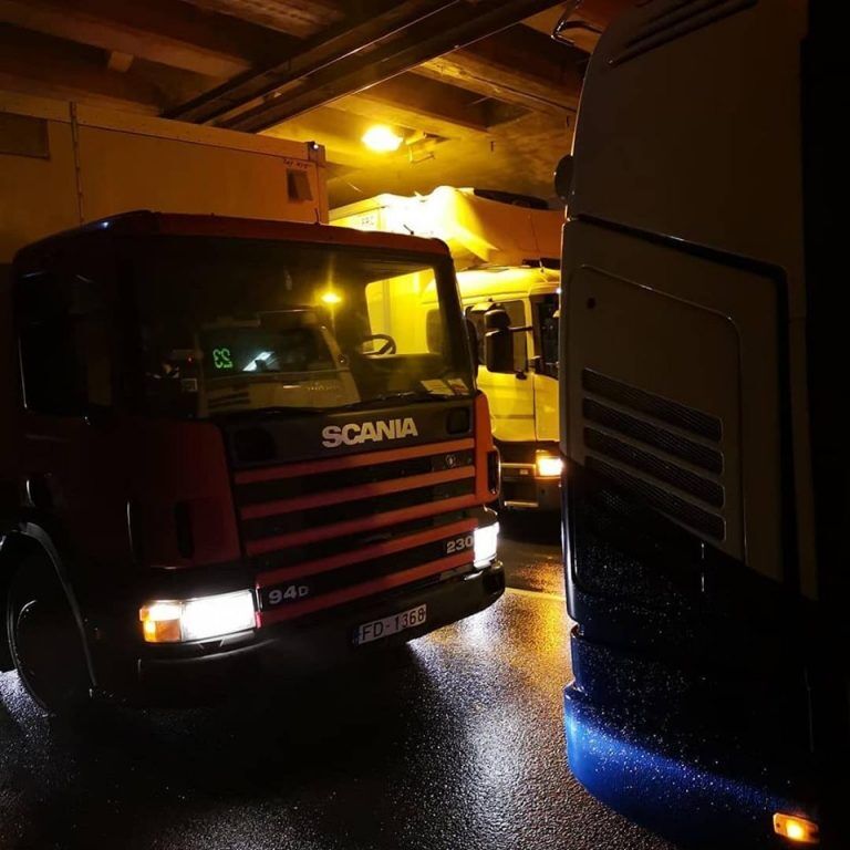 Не пролез: у Origo грузовик застрял под мостом