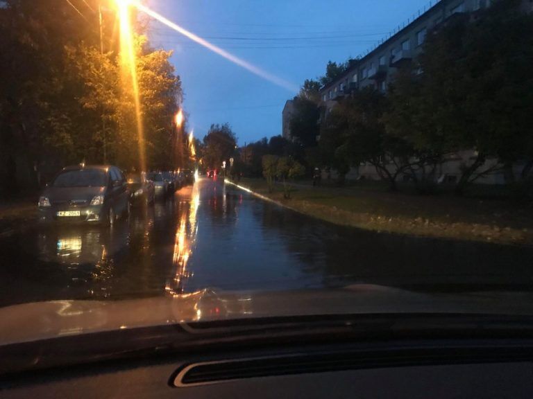 ВИДЕО: из-за дождя некоторые улицы в Риге превратились в озера