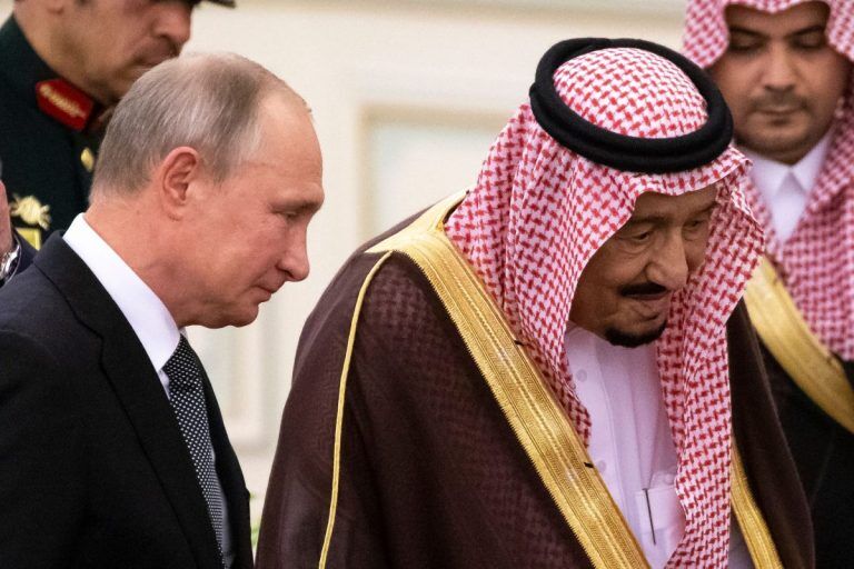 Оркестр в Саудовской Аравии пытался сыграть гимн РФ. Выражение лица Путина — бесценно