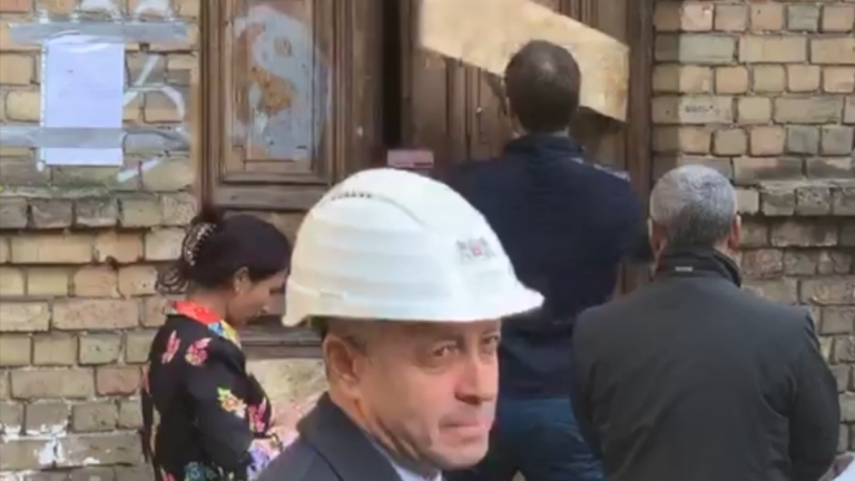 Получили доской по голове, нашли ключи: как Рижская дума проверяла дом с рухнувшим потолком
