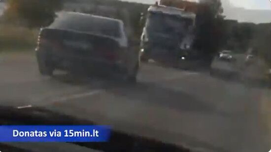 ВИДЕО: легковушка на полном ходу влетела в грузовик под Каунасом