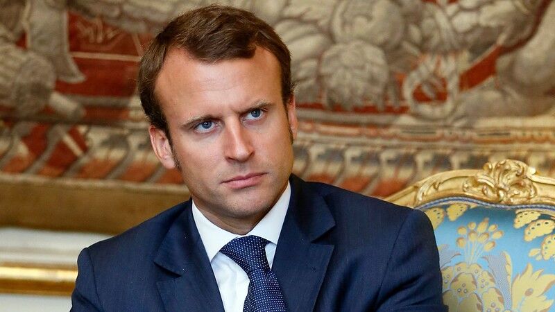 Активисты украли 128 портретов президента Макрона во Франции
