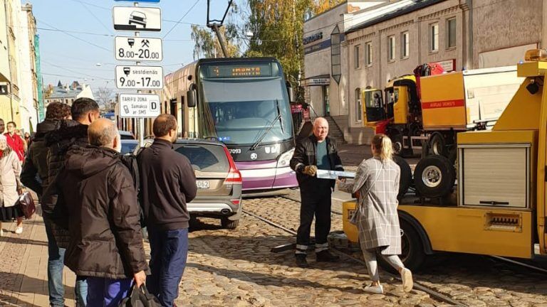 Машина заблокировала движение трамваев на Кр. Барона