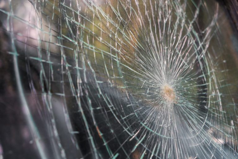 Матери 16 часов не сообщали о сбитом машиной сыне: юношу искали полночи (ВИДЕО)