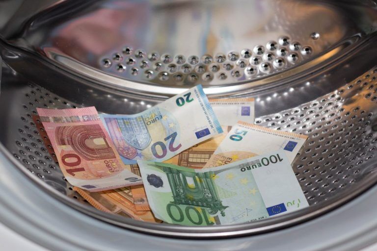 Эксперт об отмывании денег: банки в Латвии все еще паникуют