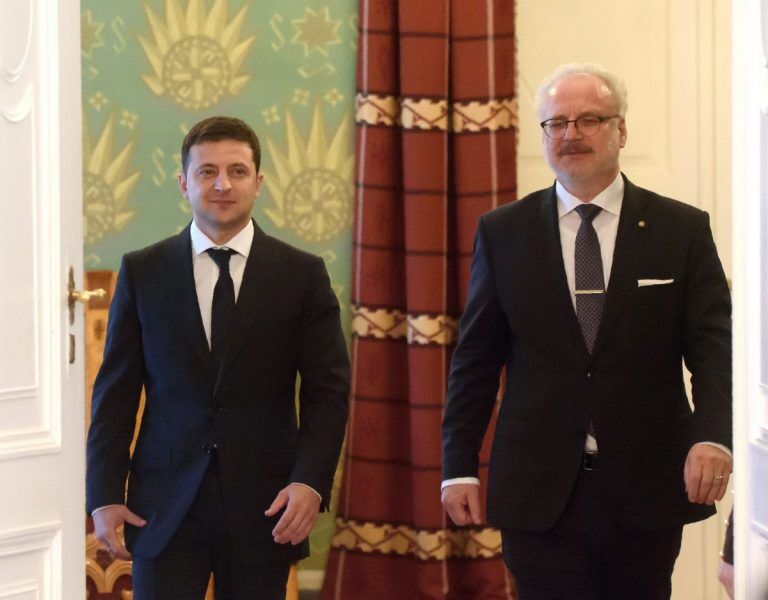Географический атлас в подарок: офис Зеленского прокомментировал путаницу между Латвией и Литвой
