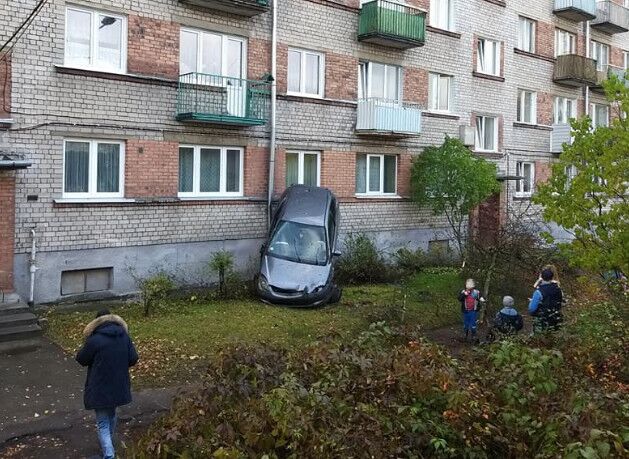 Как такое возможно?! В Ильгюциемсе машина взлетела на дом