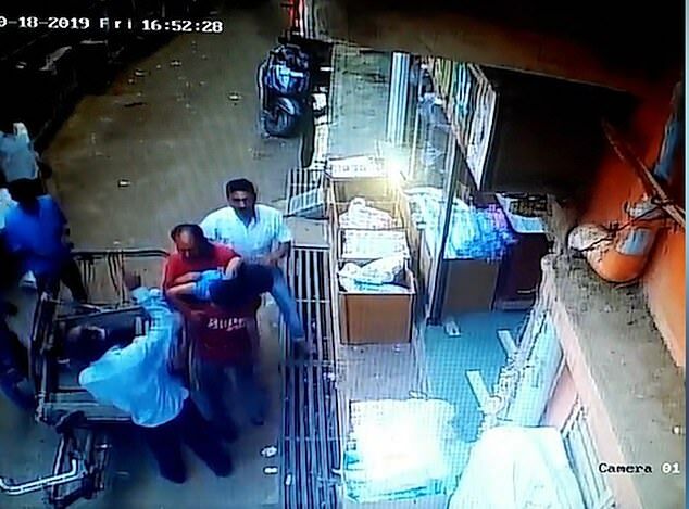 ВИДЕО: малыш упал с 11-метровой высоты и попал в припаркованную рикшу