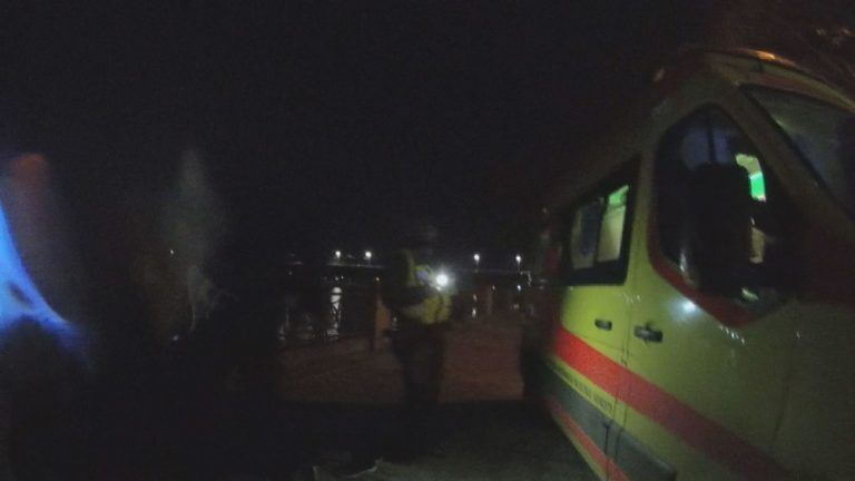 ВИДЕО: полицейские спасли спрыгнувшего в Даугаву молодого человека