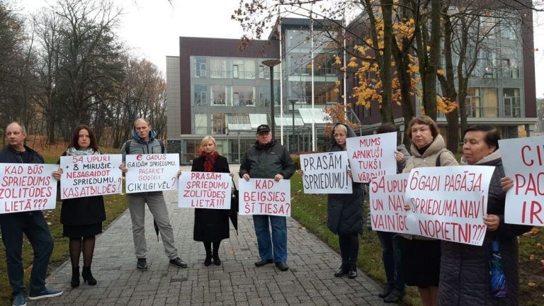 Общество «Золитуде 21.11» пришло к зданию суда: дело рассматривают уже пять лет, а теперь еще у судьи больничный