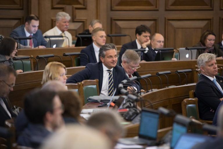 «Меня это шокировало». Депутат рассказал о неожиданной надписи в туалете Сейма