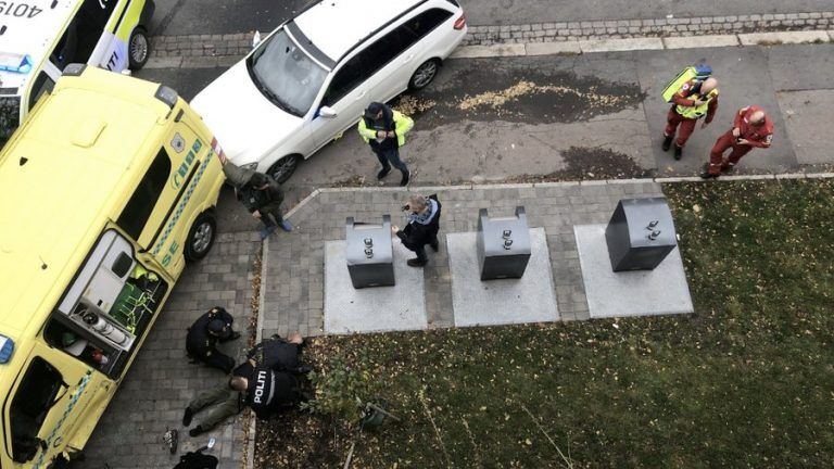 ФОТО и ВИДЕО: вооруженный мужчина угнал в Осло автомобиль «скорой» и совершил наезд на людей