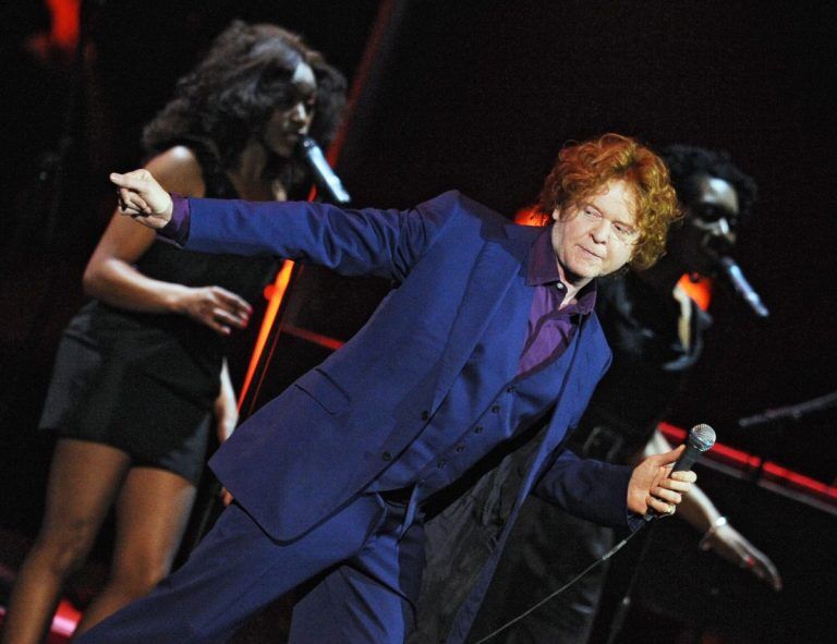Солист Simply Red отрицает, что переспал с 3000 женщин за три года