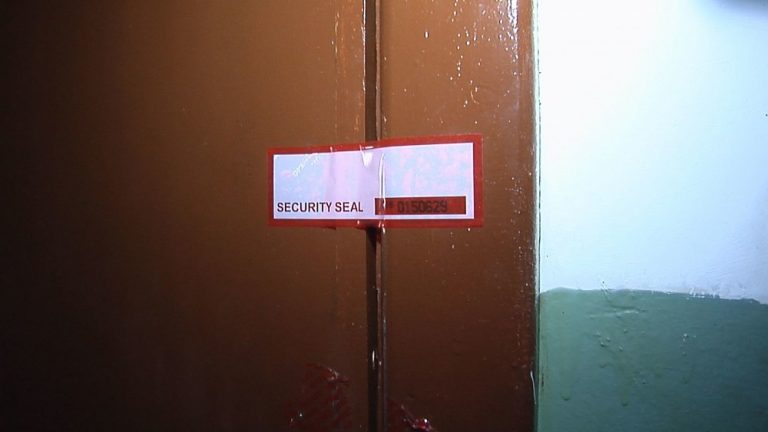 «Заклеена вентиляция, повсюду банки с кислотой!”: соседка рассказала о трагедии на Югле