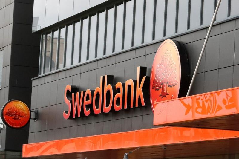 Swedbank в Латвии: работаем стабильно, кто-то специально распространяет слухи