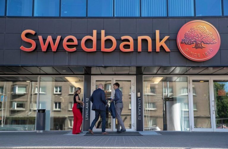 СМИ: Swedbank могут грозить миллиардные штрафы