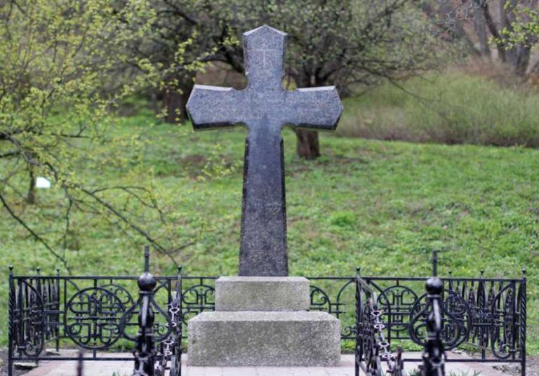В Лиепае злоумышленники ограбили кладбище