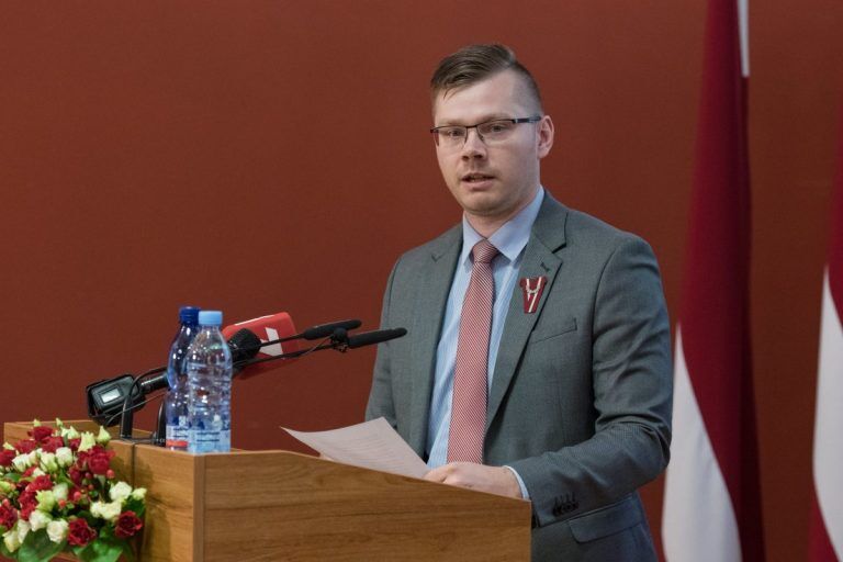 Иесалниекс хочет ужесточить наказание за неиспользование госязыка: хватит бросать в почтовый ящик буклеты на русском!