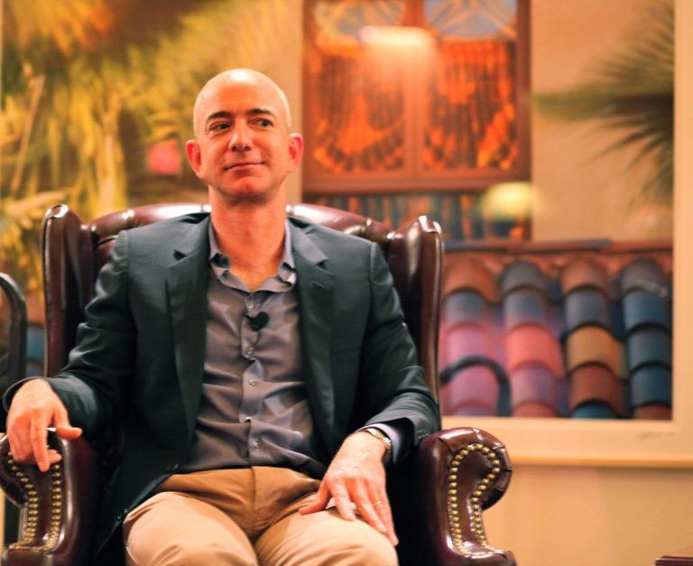 Основатель Amazon потерял статус самого богатого человека мира