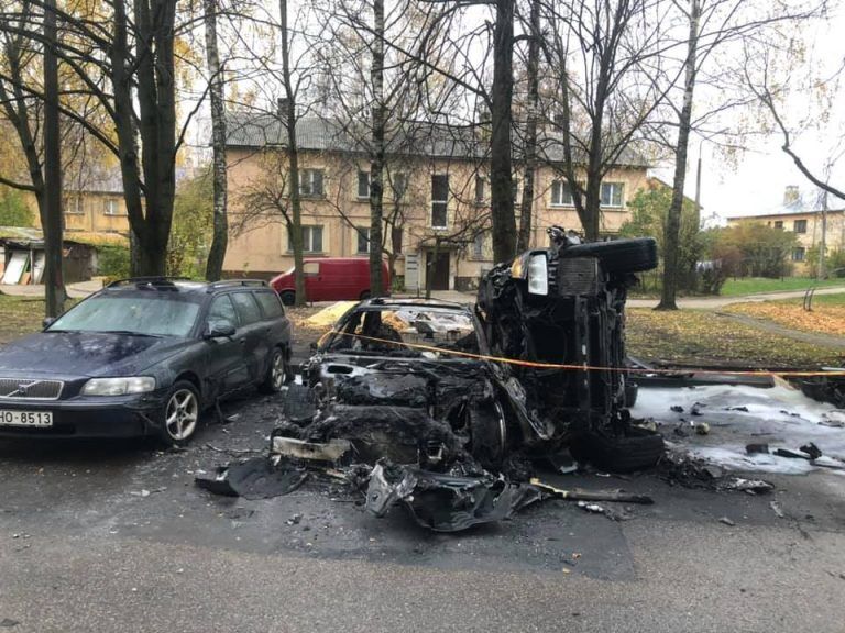 Ночью в Пурвциемсе прямо во дворе сгорели два автомобиля