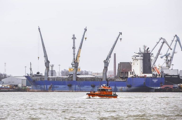 Авария в Лиепайском порту: произошла утечка нефтепродуктов