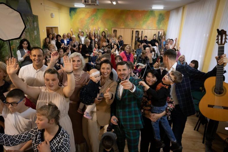 Интарс Бусулис и Амината радуют детей и призывают общественность не быть предвзятыми