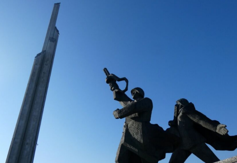 На памятнике Освободителям в Риге появилась надпись «оккупанты»