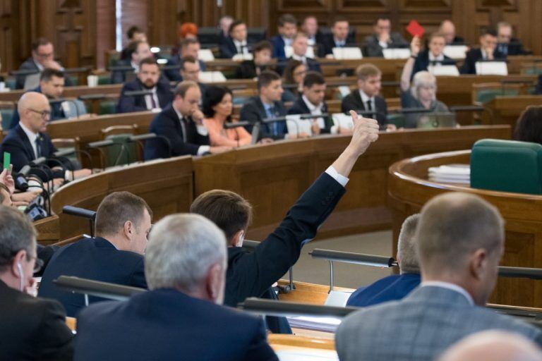 Опрос: за лето латвийцы стали хуже оценивать работу правительства