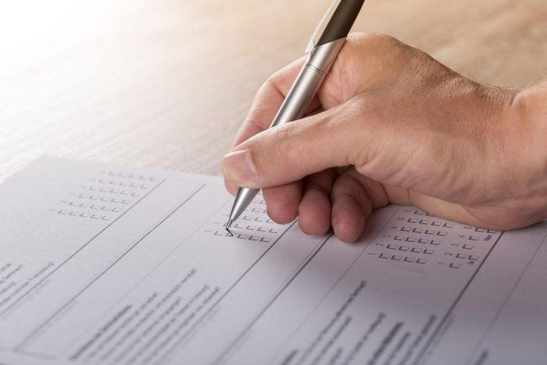 Опрос: почти 50% недовольны как работает демократия в Латвии