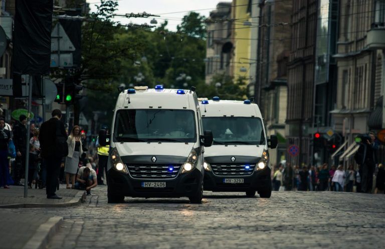 Винтовка, снаряды, бронежилет: Госполиция арестовала мужчину с нелегальным оружейным складом