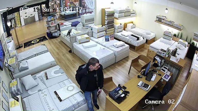 Вот это наглость! Неизвестный зашел в магазин и украл два телефона