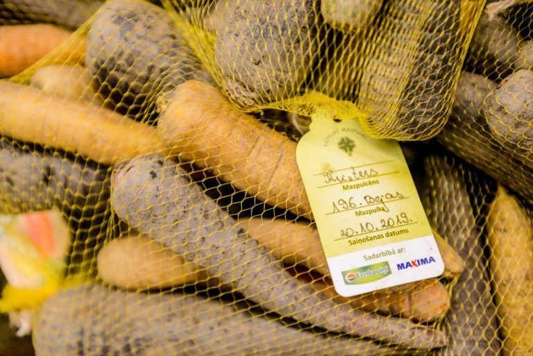 В магазинах Maxima предлагают купить 1,5 тонны цветной моркови выращенной членами организации Latvijas Mazpulki