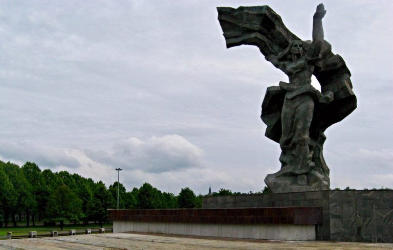 Акт вандализма у памятника Освободителям в Риге: «художнику» предлагают вручить Орден Трех звезд