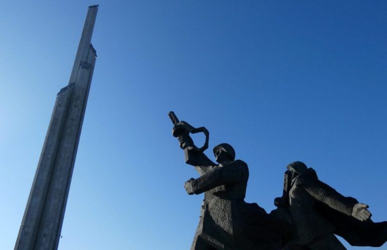 КОРОТКО О ГЛАВНОМ: судьба памятника Освободителям, президент гуляет с пакетами, дело против Swedbank