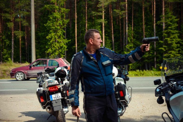 Госполиция задержала водителя BMW, он ехал со скоростью 189 км/ч