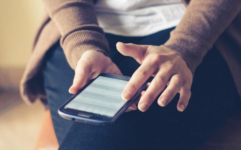 Дочка четыре года писала СМС скончавшемуся отцу, пока не получила ответ