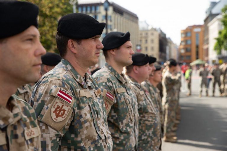 В Латвии ужесточили штрафы за незаконное ношение военной формы