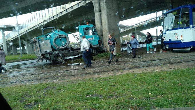 Под Южным мостом грузовик перекрыл трамвайные пути, движение транспорта парализовало 