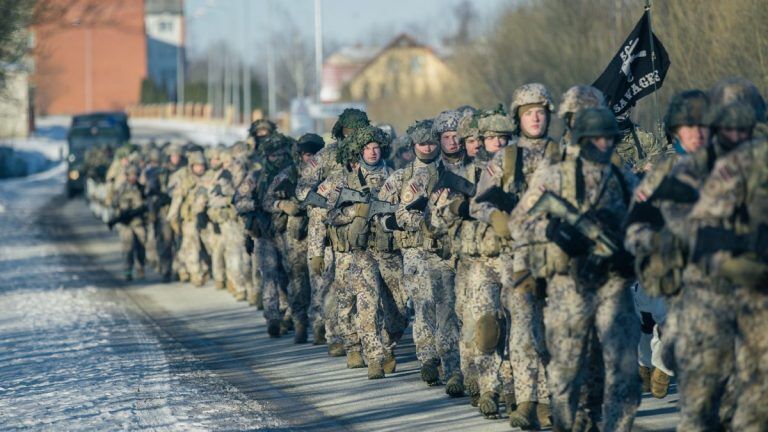 Политолог: уменьшать военный бюджет нельзя. Так мы покупаем чувство безопасности