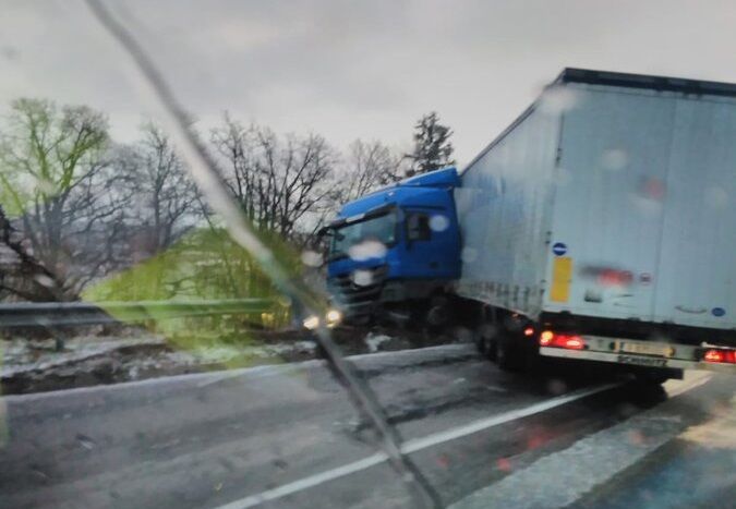 ФОТО: в Видземе грузовик оказался «на волоске» от трагедии