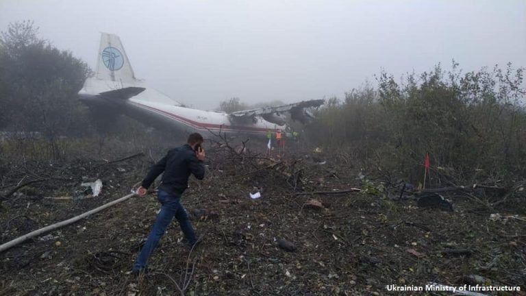 Не менее пяти человек погибли из-за аварийной посадки самолета под Львовом