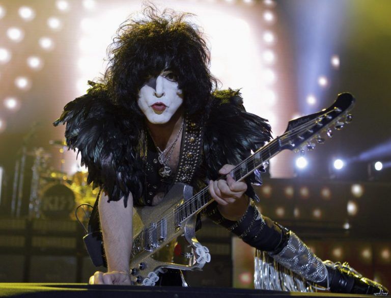 Группа Kiss сыграет концерт в океане. Попасть на него смогут только восемь человек