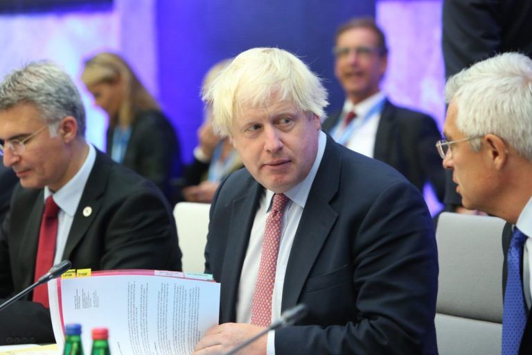 Только королева: стало известно, как Борис Джонсон может уйти с должности премьера