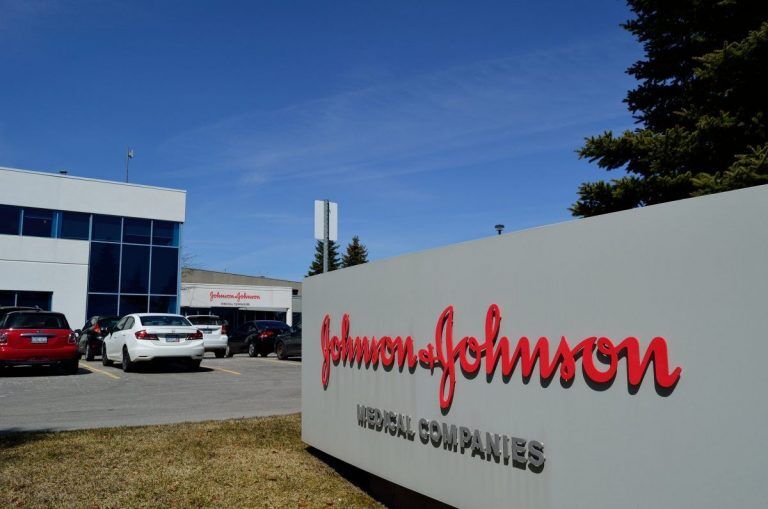 Johnson & Johnson выплатит $8 миллиардов мужчине, у которого выросла грудь