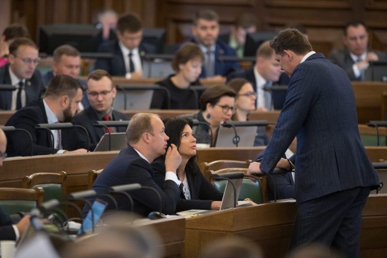 Эксперт: цинизм! У школьных обедов забираем, а политическим партиям – даем